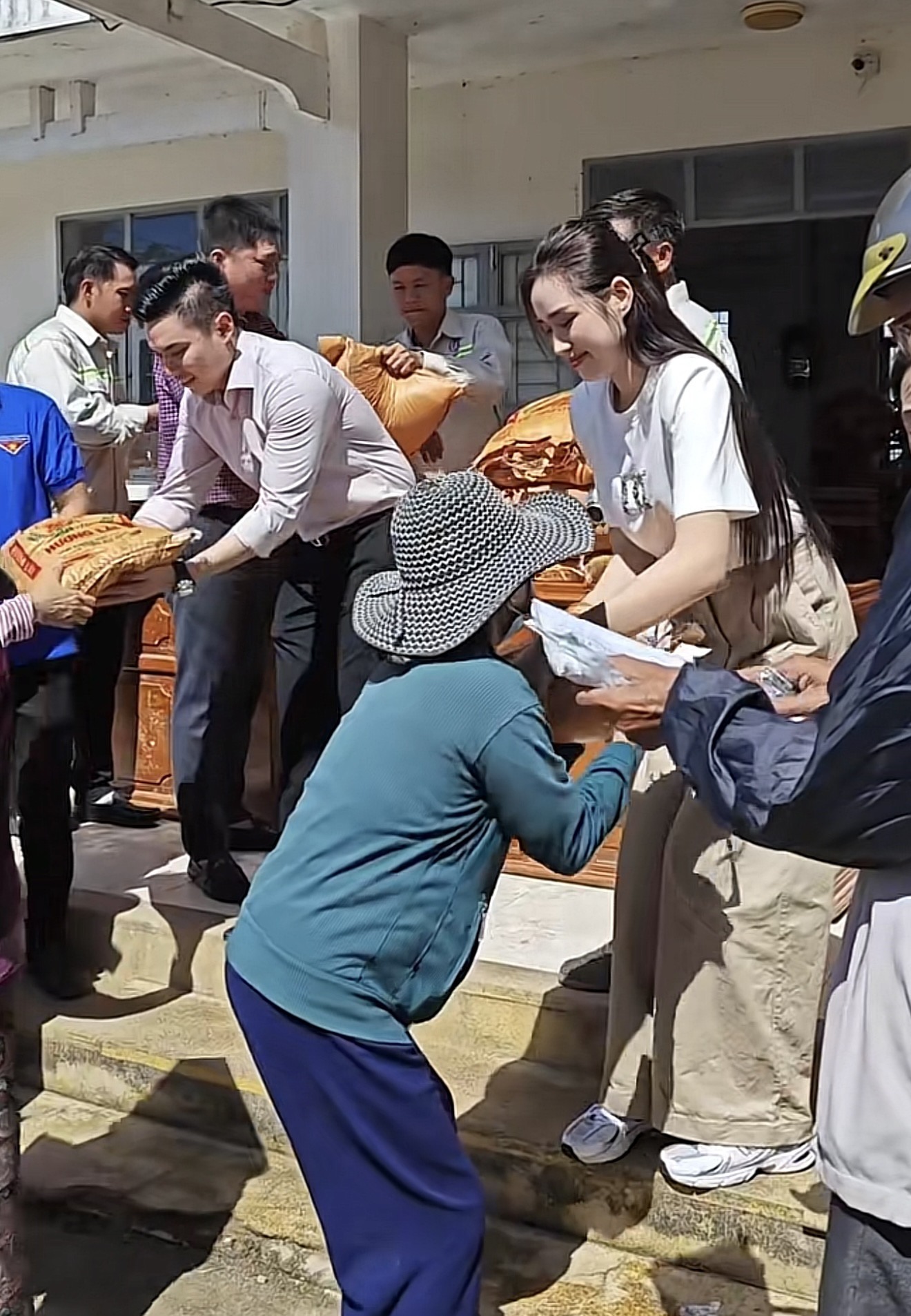 Cuộc sống giản dị đời thường của Đỗ Hà sau khi làm dâu hào môn