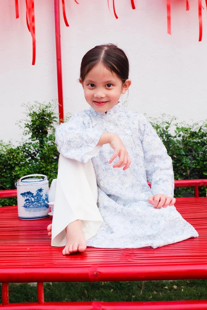 Con gái Hồ Ngọc Hà mới 5 tuổi ngồi đàn hát khoe giọng