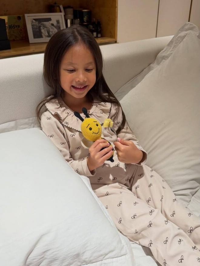 Con gái Hồ Ngọc Hà mới 5 tuổi ngồi đàn hát khoe giọng