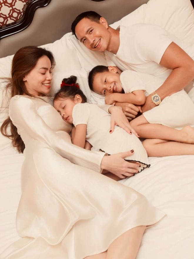 Con gái Hồ Ngọc Hà mới 5 tuổi ngồi đàn hát khoe giọng