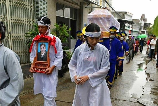 Hình ảnh hiếm về con trai - con gái cố nghệ sĩ Thương Tín trong đám tang