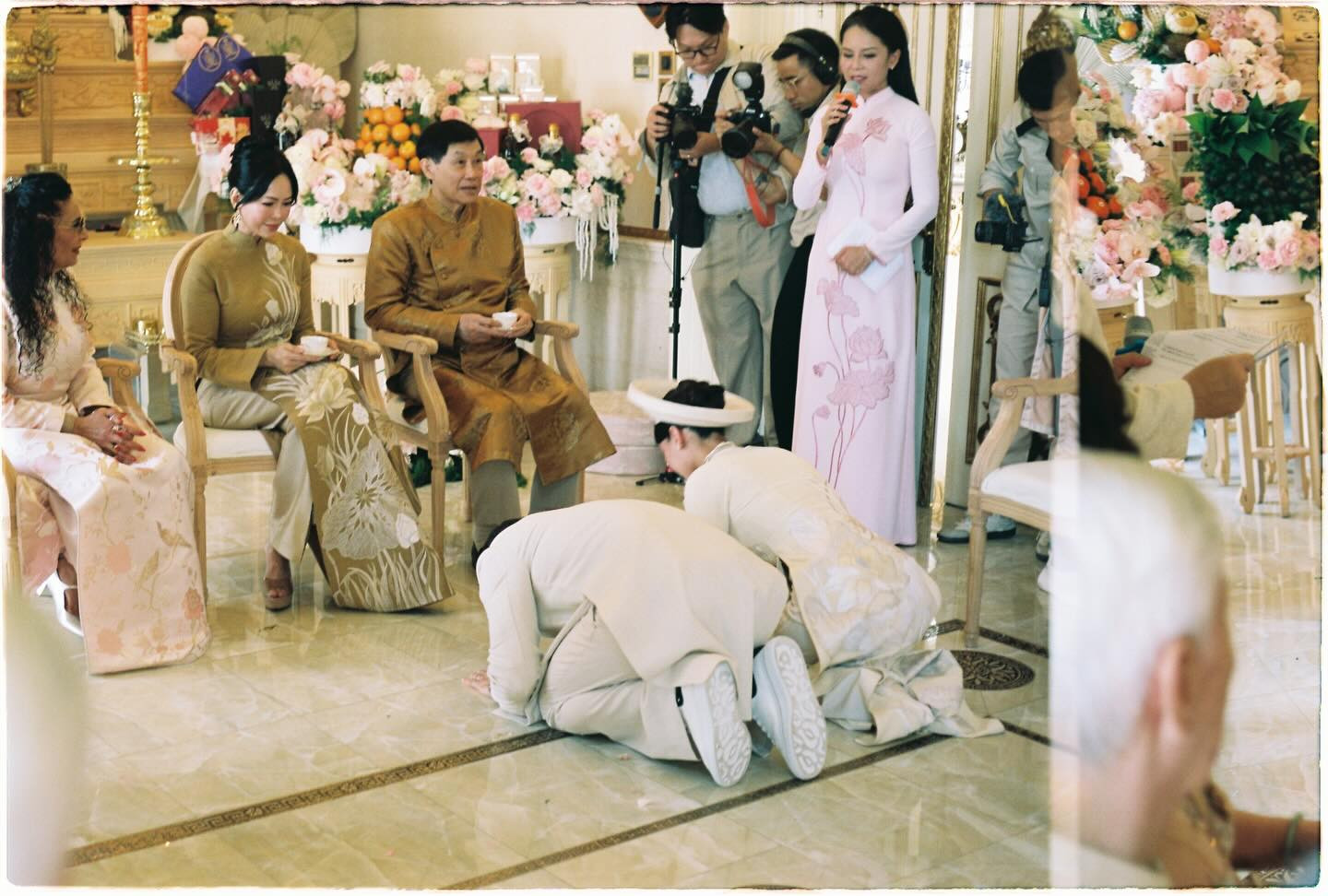 Ảnh cận lễ gia tiên truyền thống của con gái tỷ phú Johnathan Hạnh Nguyễn