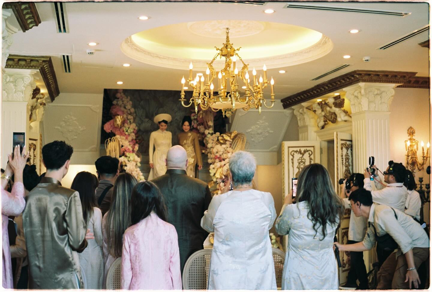 Ảnh cận lễ gia tiên truyền thống của con gái tỷ phú Johnathan Hạnh Nguyễn