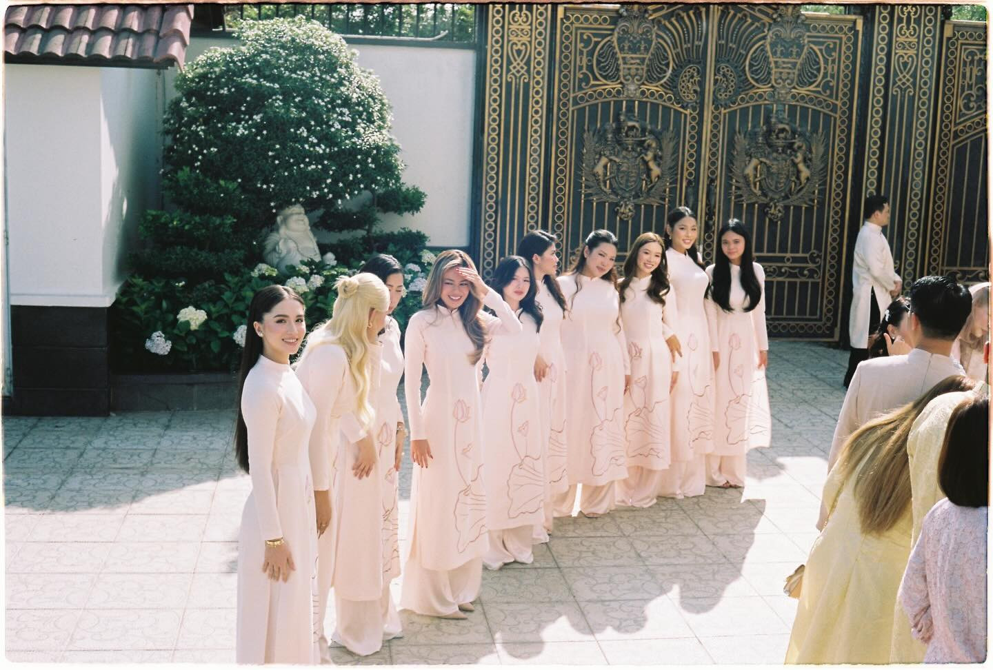 Ảnh cận lễ gia tiên truyền thống của con gái tỷ phú Johnathan Hạnh Nguyễn