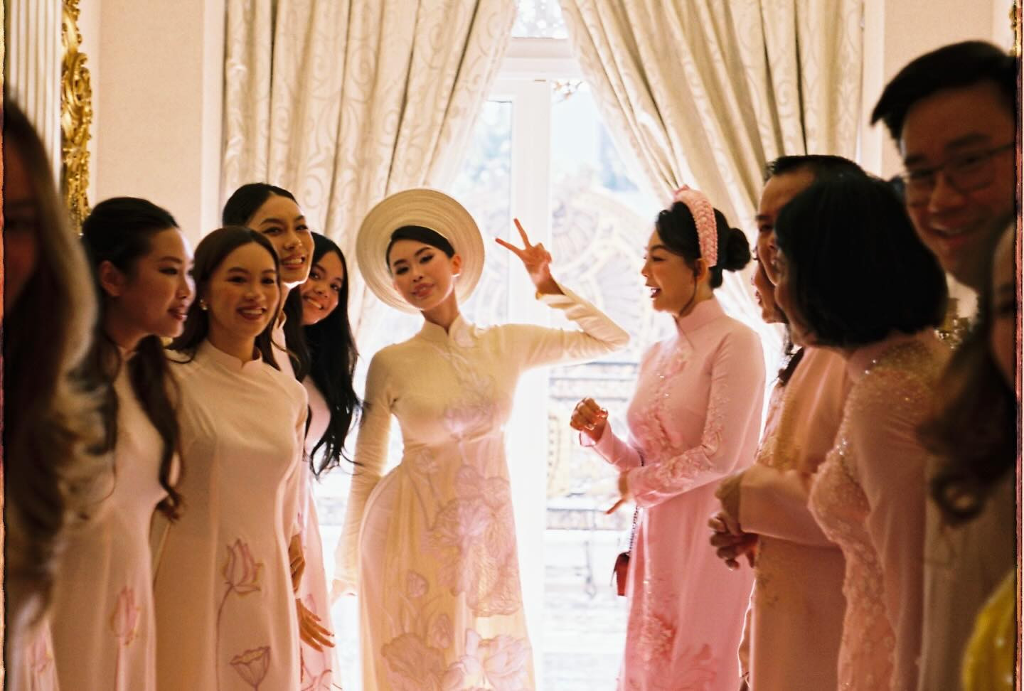 Ảnh cận lễ gia tiên truyền thống của con gái tỷ phú Johnathan Hạnh Nguyễn