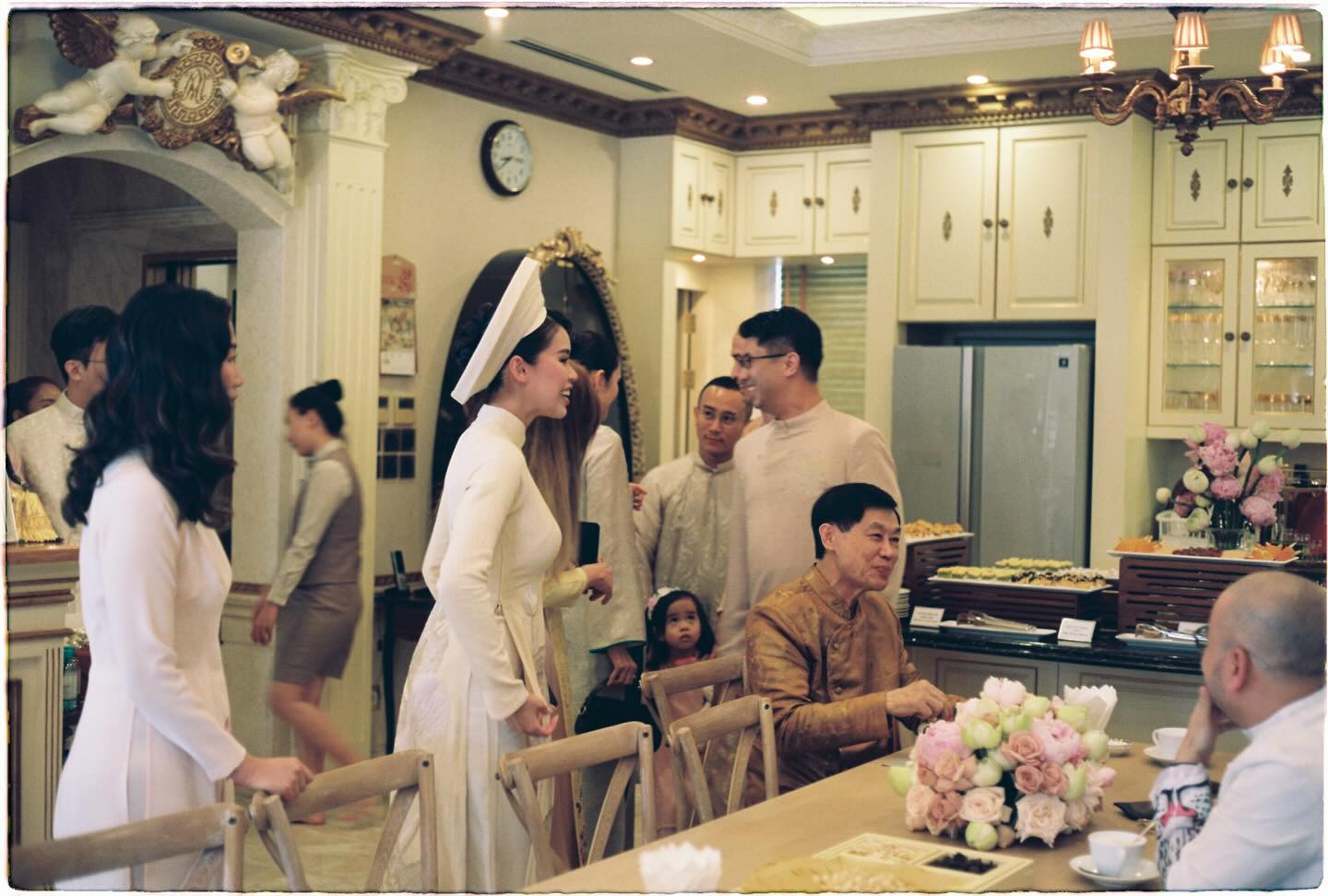 Ảnh cận lễ gia tiên truyền thống của con gái tỷ phú Johnathan Hạnh Nguyễn