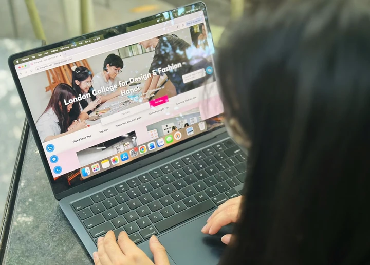 Một nữ học viên cảm thấy suy sụp và mất hy vọng khi nhận tin bằng cấp không được Bộ GD&ĐT công nhận. (Ảnh minh họa: Vietnamnet)