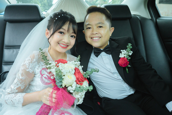 Cặp đôi tí hon đôn đáo ‘chạy cỗ’ vì khách 'không mời cũng đến' giờ ra sao?