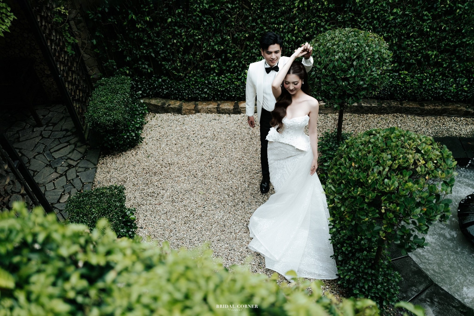 Nam ca sĩ đình đám Vbiz và vợ kém 17 tuổi kỉ niệm ngày cưới