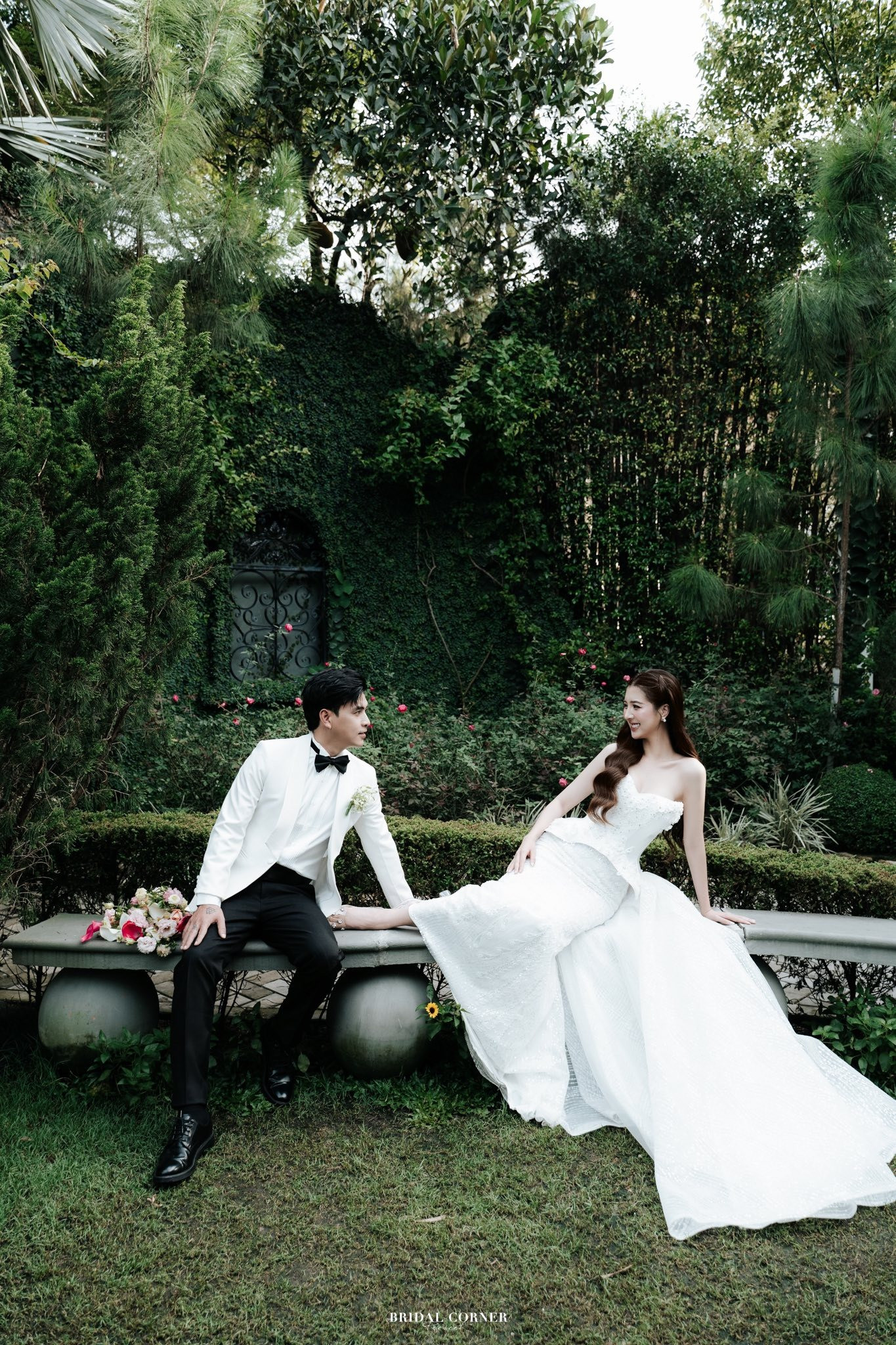 Nam ca sĩ đình đám Vbiz và vợ kém 17 tuổi kỉ niệm ngày cưới