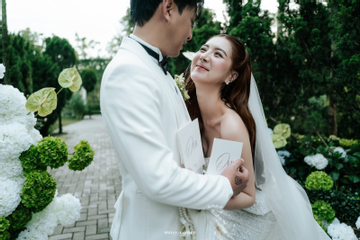 Nam ca sĩ đình đám Vbiz và vợ kém 17 tuổi kỉ niệm ngày cưới