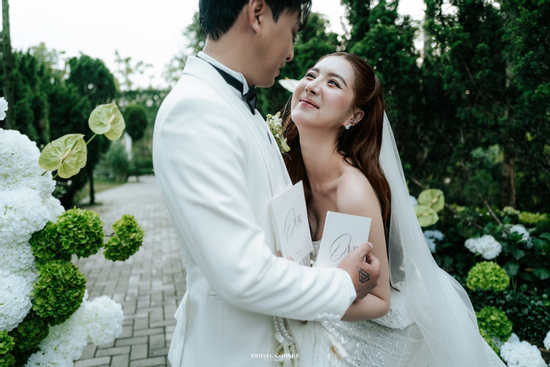 Nam ca sĩ đình đám Vbiz và vợ kém 17 tuổi kỉ niệm ngày cưới