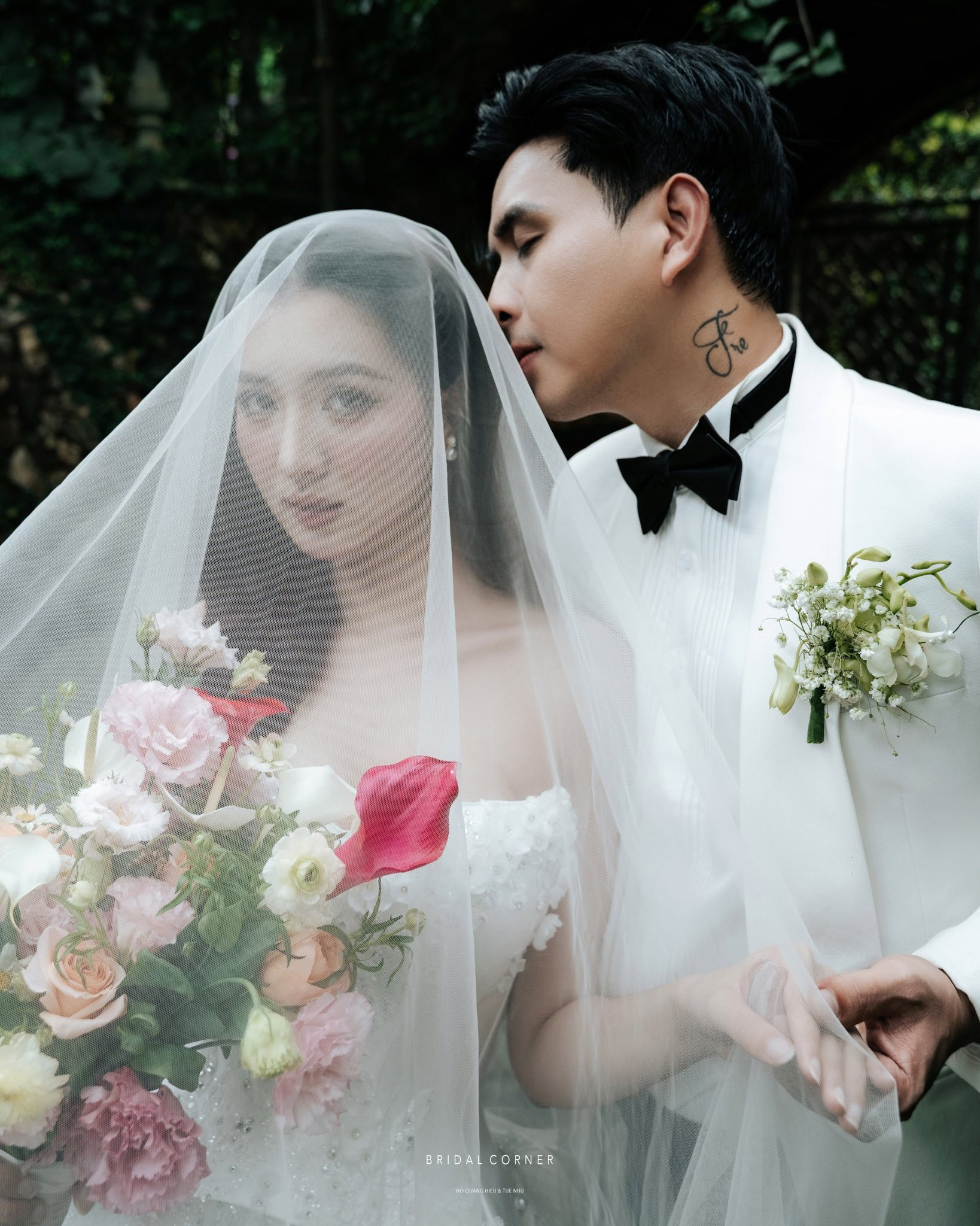 Nam ca sĩ đình đám Vbiz và vợ kém 17 tuổi kỉ niệm ngày cưới