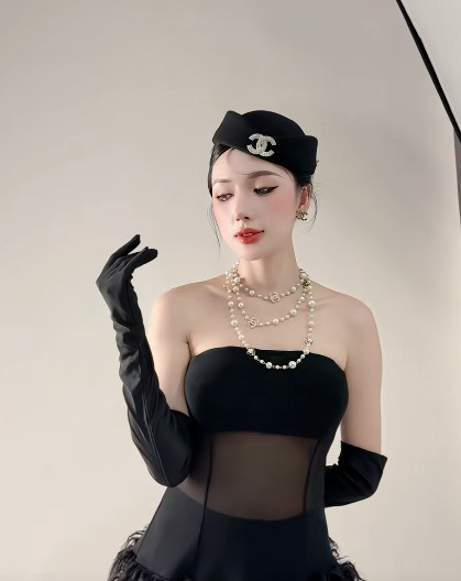 Ngân Collagen tái xuất Ngọc Trinh bất ngờ bị réo tên