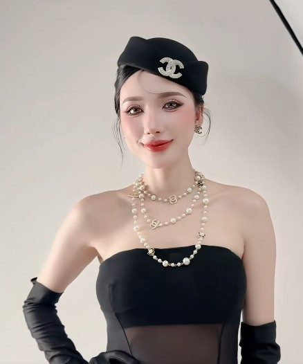 Ngân Collagen tái xuất Ngọc Trinh bất ngờ bị réo tên