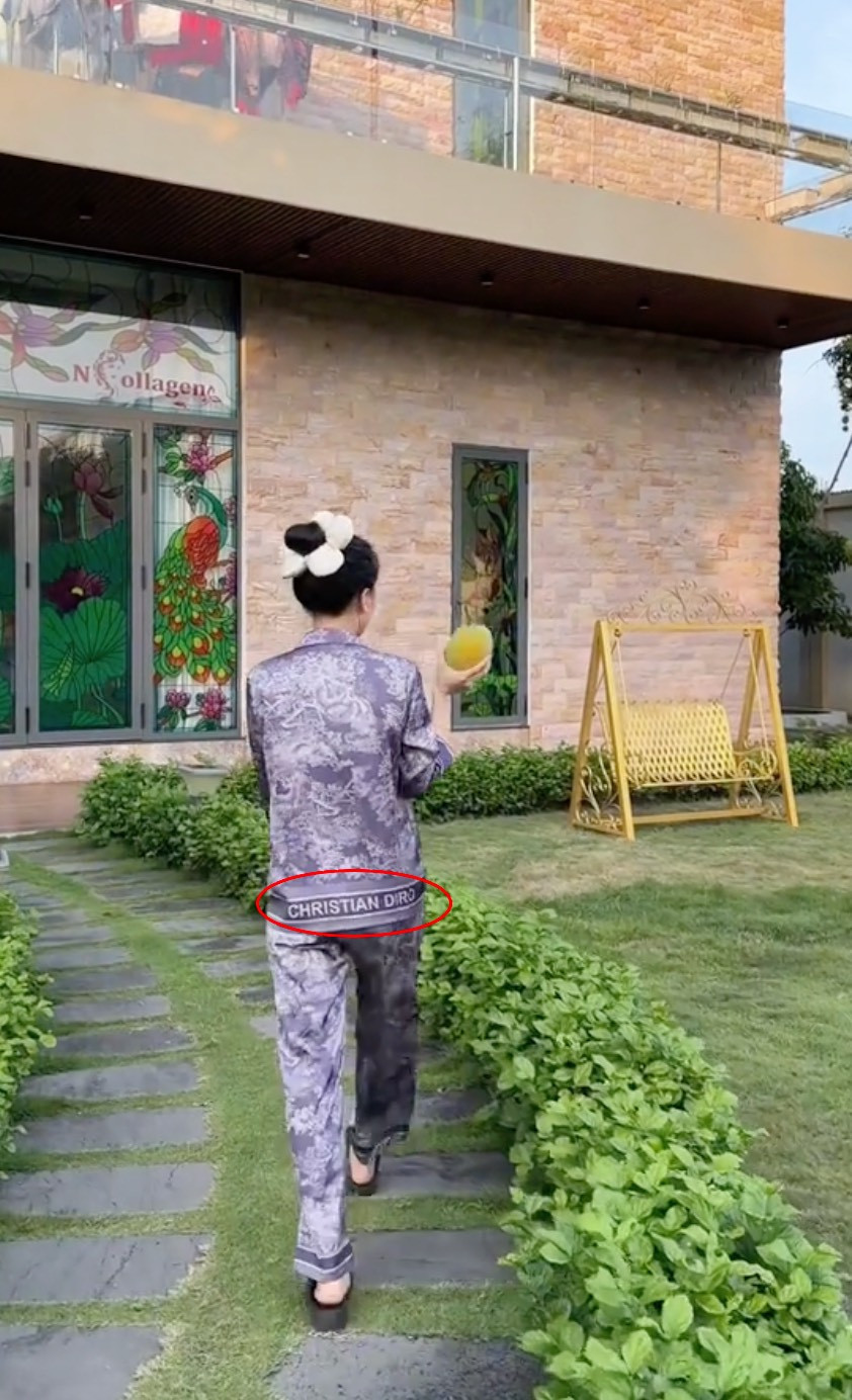 Ngân Collagen tái xuất Ngọc Trinh bất ngờ bị réo tên