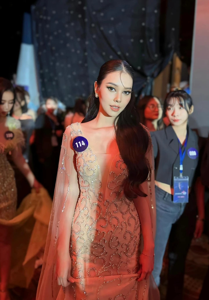 Với nhan sắc nổi bật, Hà Bùi vào bán kết Hoa khôi Sinh viên Việt Nam 2018, lọt top 10 thế hệ 2x bảng xếp hạng online Hoa hậu Hoàn vũ Việt Nam 2019. Cô đang có tới gần 42 nghìn người theo dõi trên mạng xã hội.