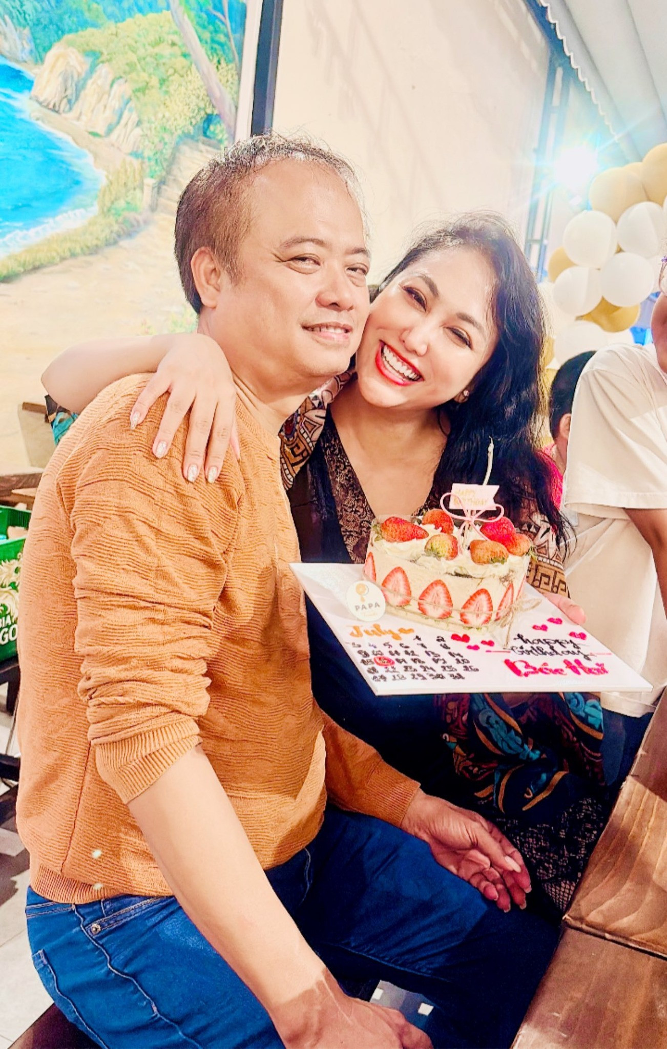 Phi Thanh Vân công khai loạt ảnh tình tứ bên bạn trai U60 sau tin đồn chia tay