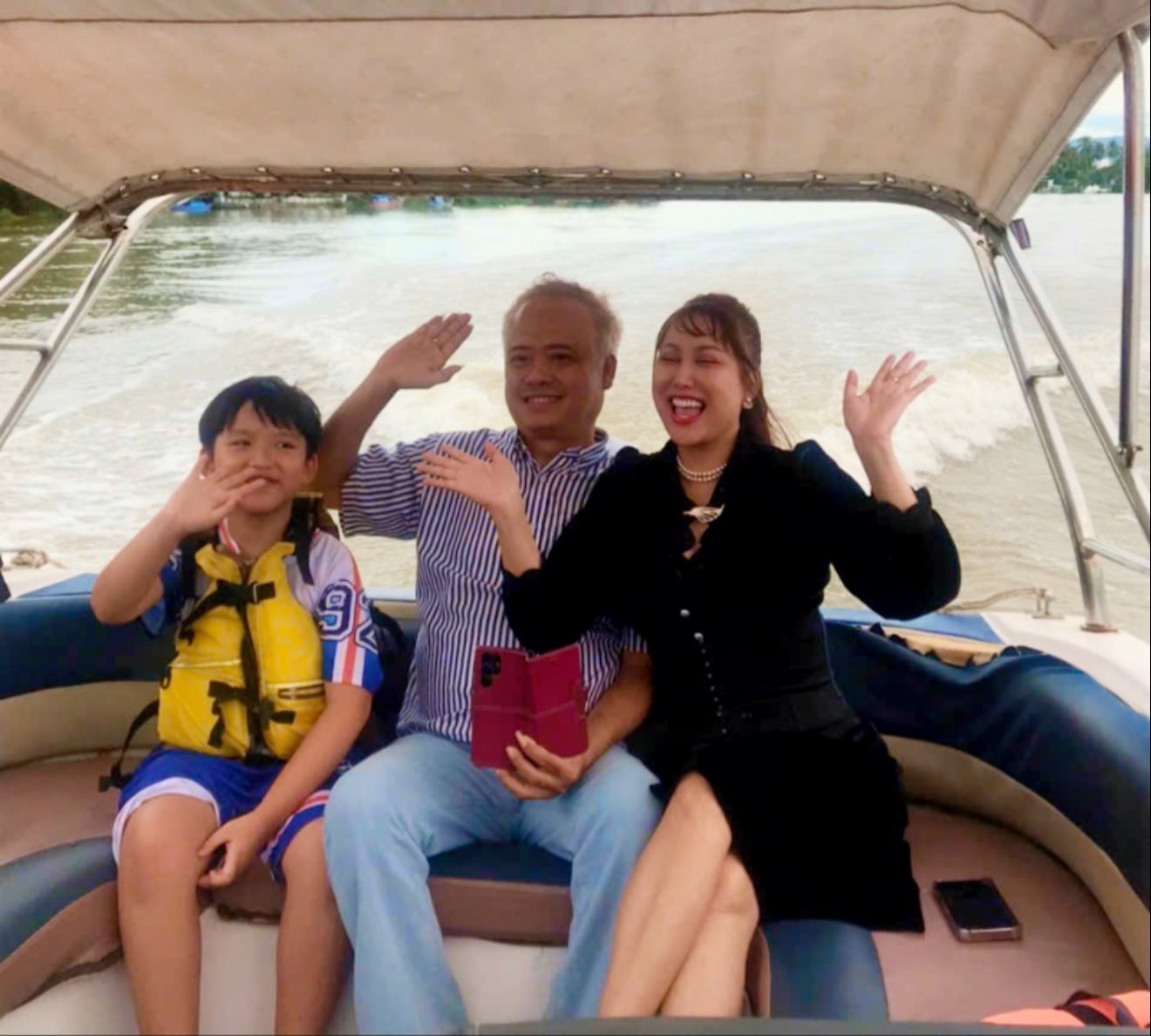 Phi Thanh Vân công khai loạt ảnh tình tứ bên bạn trai U60 sau tin đồn chia tay