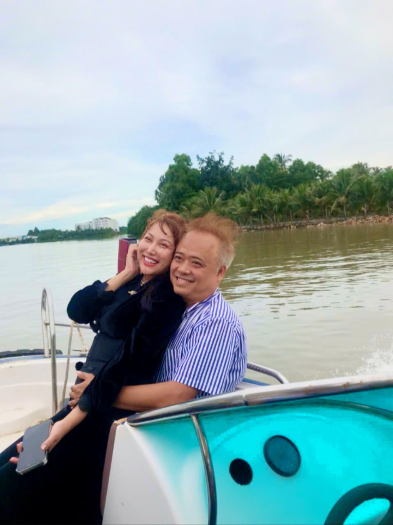 Phi Thanh Vân công khai loạt ảnh tình tứ bên bạn trai U60 sau tin đồn chia tay