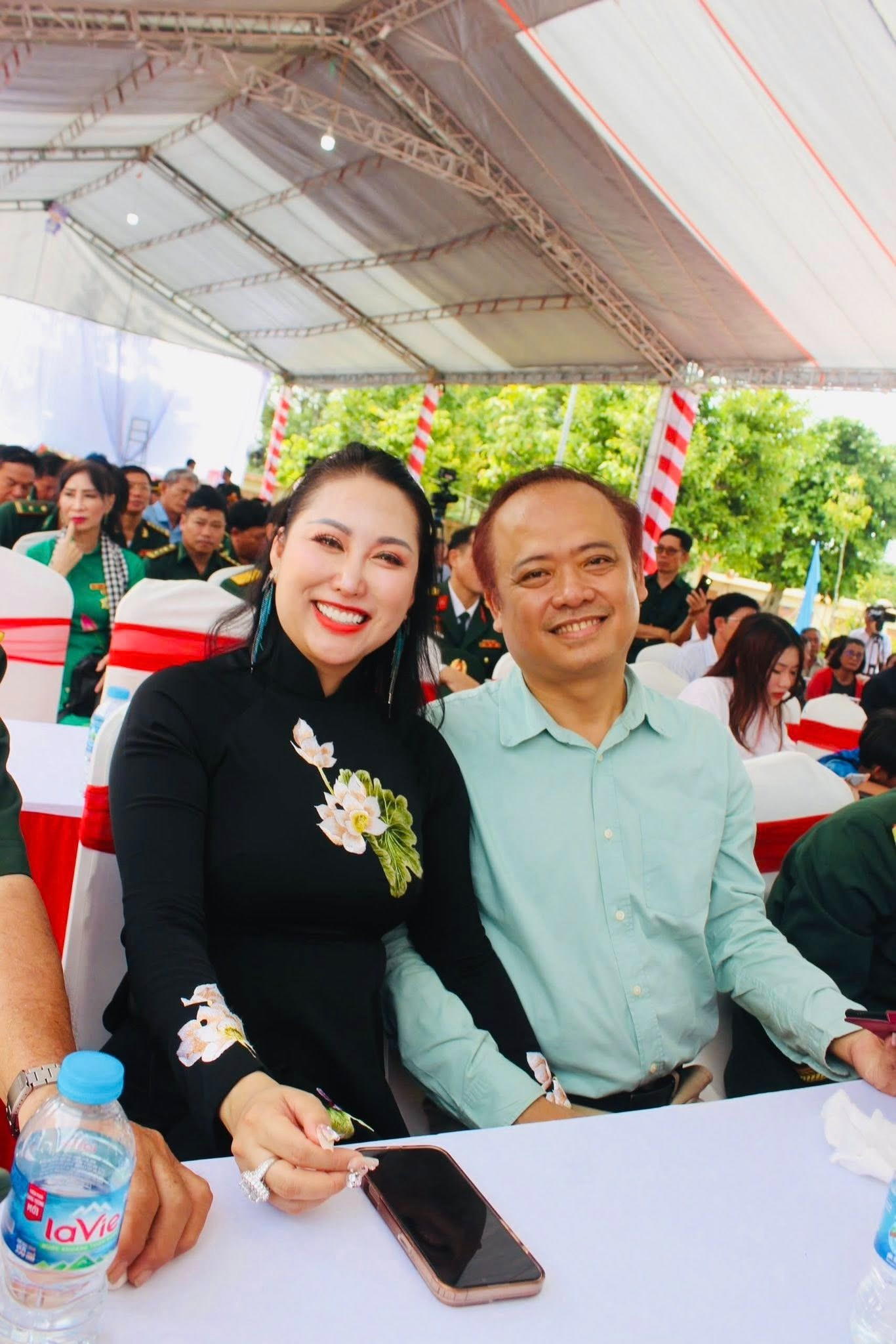 Phi Thanh Vân công khai loạt ảnh tình tứ bên bạn trai U60 sau tin đồn chia tay