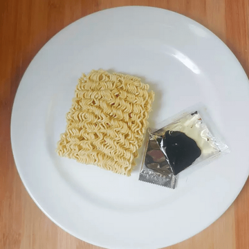 Bé trai 13 tuổi tử vong sau khi ăn liên tục 3 gói mì ăn liền chưa nấu