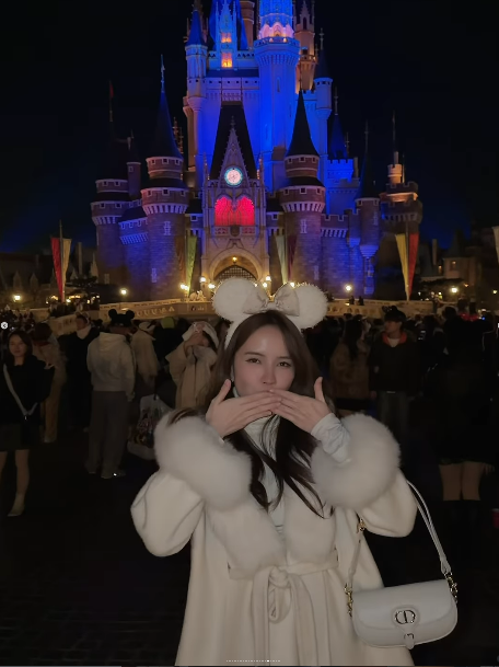 Thiều Bảo Trâm xách túi gần 100 triệu đồng đi du lịch Nhật