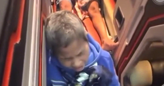 Xác minh clip ‘người mẹ già khóc nức nở trên xe khách vì bị bỏ rơi’