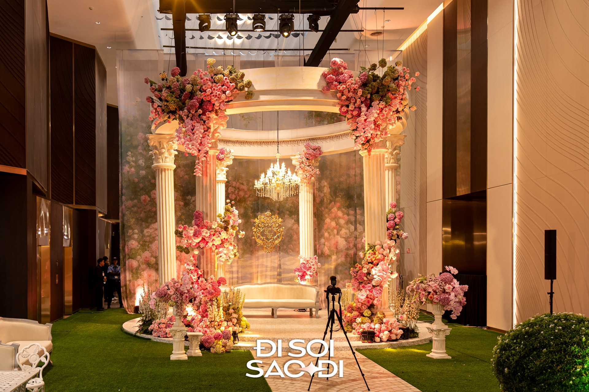 Dân mạng lóa mắt trước cổng rạp cưới xa hoa ở Bình Thuận