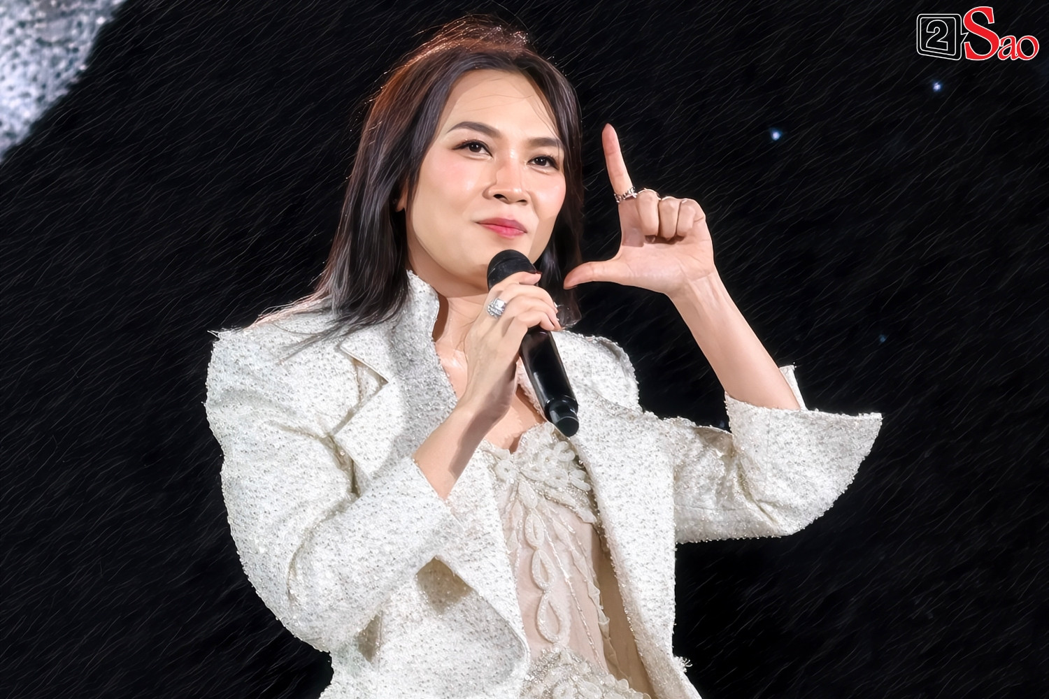 Người đàn ông bí ẩn được Mỹ Tâm công khai giữa liveshow 40 nghìn người