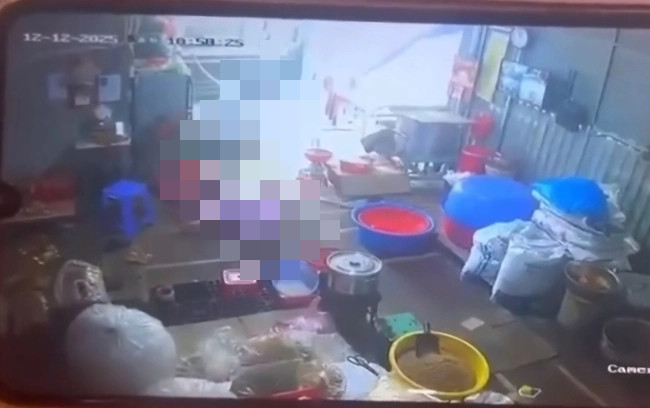 Xác định nguyên nhân ban đầu vụ chồng chém vợ tử vong rồi tự sát nhưng bất thành - Ảnh 1.