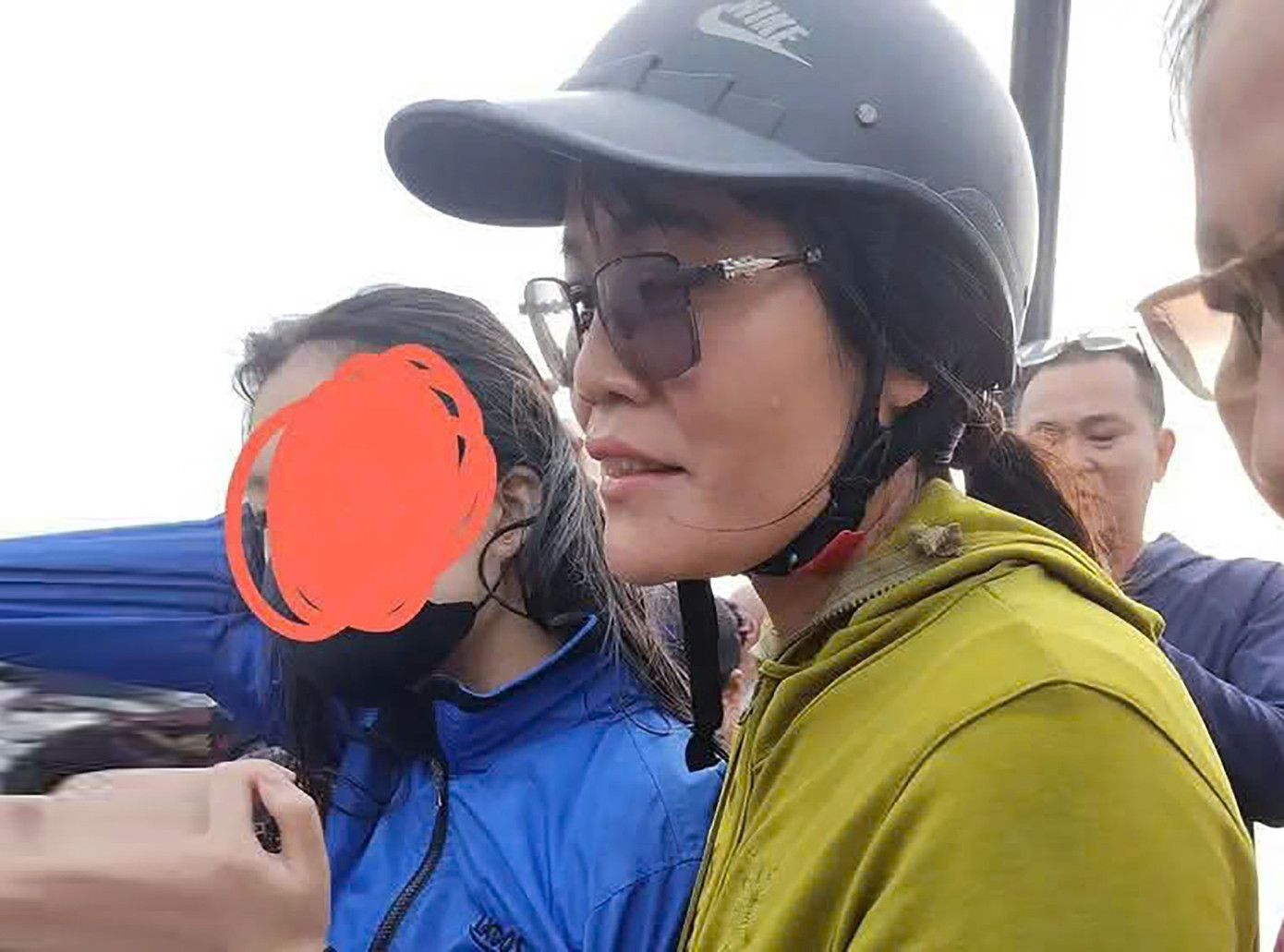 Cô giáo Mai khi đưa được nữ sinh lên bờ an toàn. Ảnh: DST.