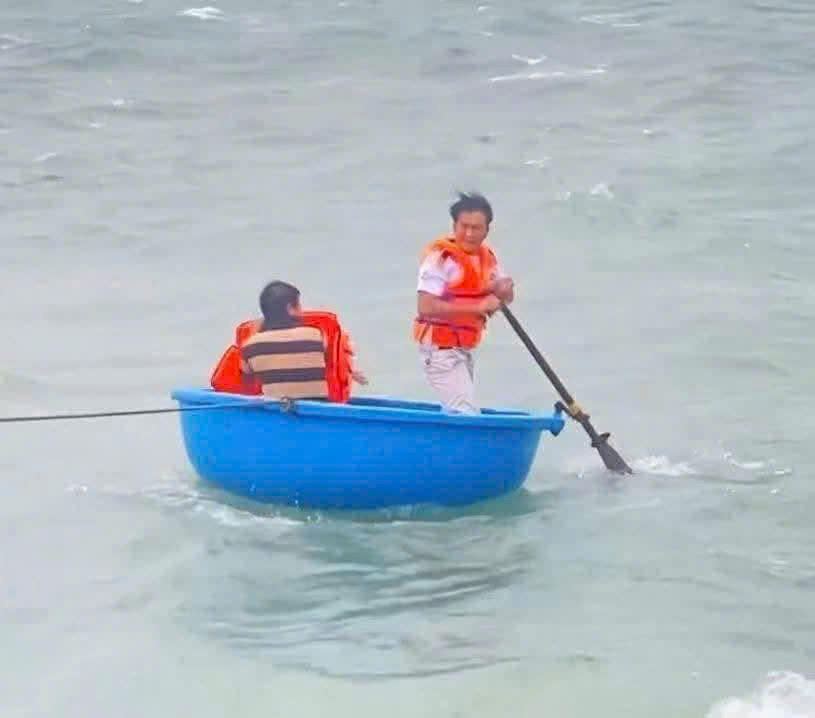 Chủ tịch nước tặng Huân chương Dũng cảm 2 ngư dân lao ra cứu người rồi trôi dạt trên biển 48 giờ - Ảnh 1.