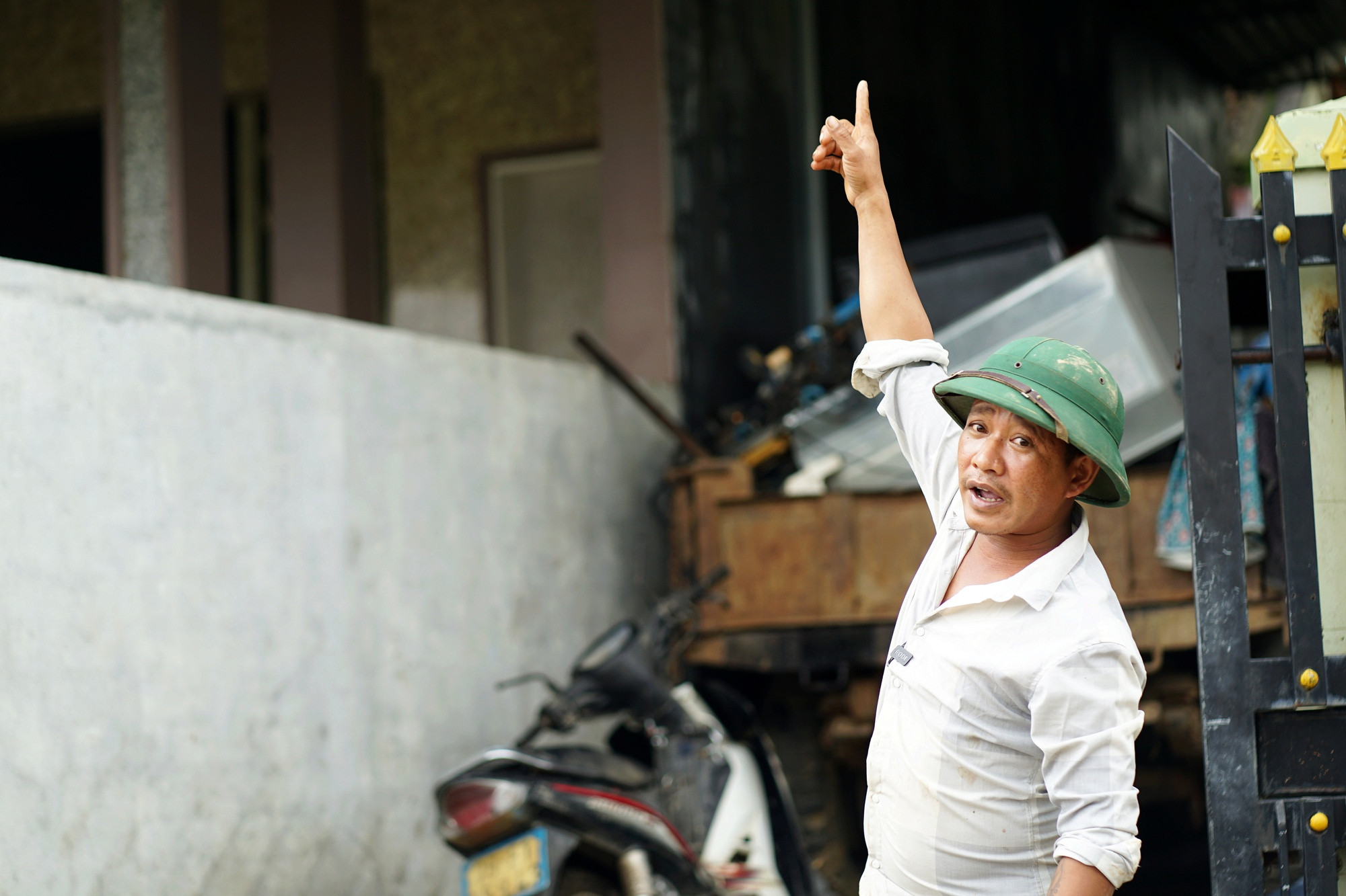 Những bàn tay trần cứu hàng trăm người trong “đêm trắng” lũ dữ- Ảnh 2.