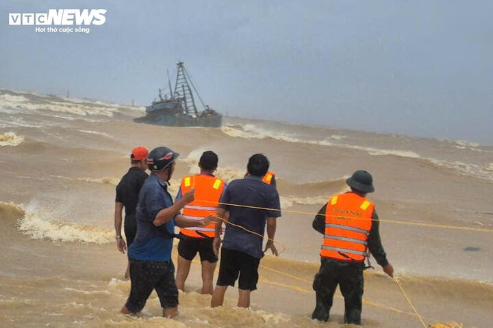 Những người hùng đưa thuyền vượt sóng dữ cứu 7 người vụ chìm tàu ở Quảng Trị- Ảnh 1.
