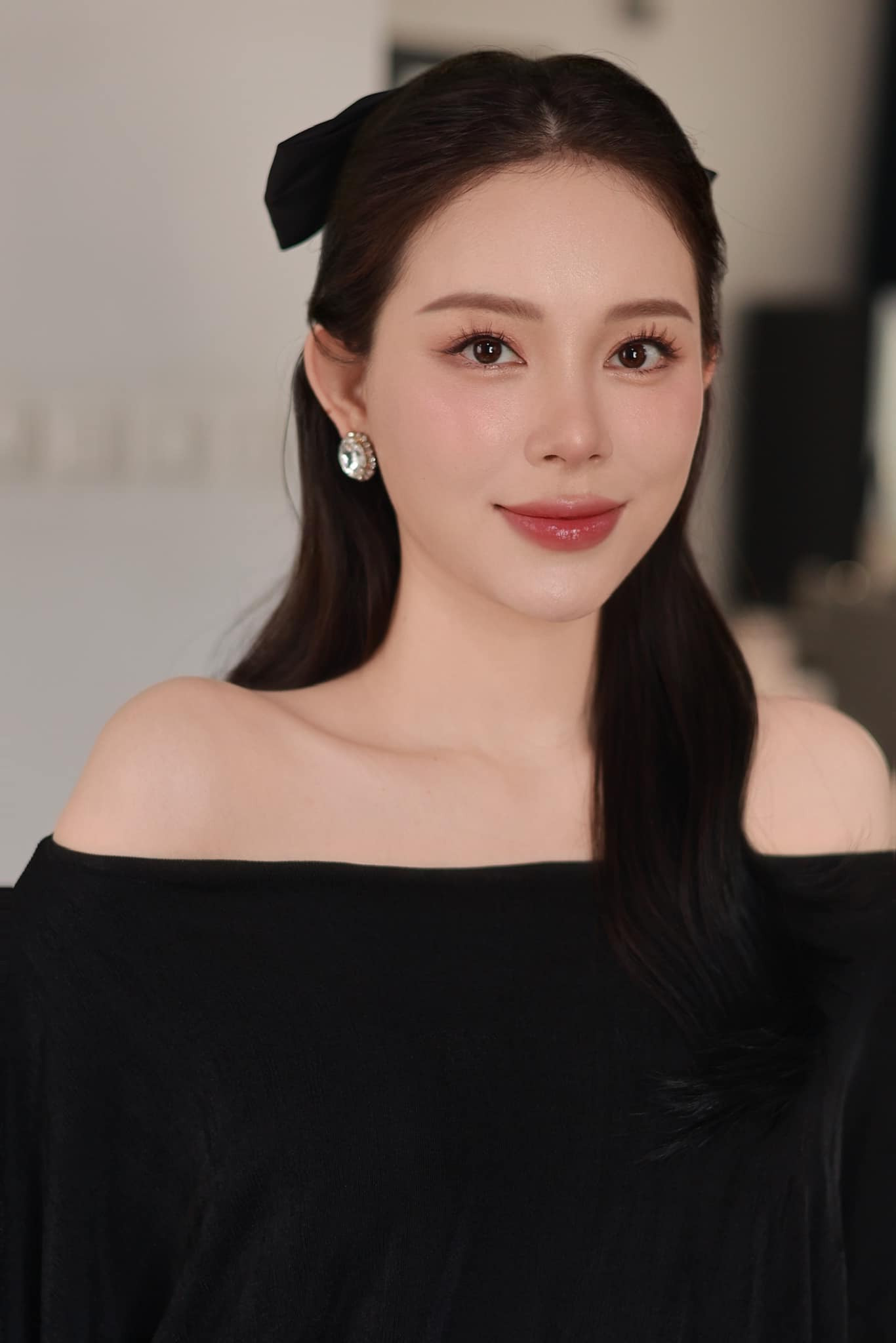 Bóc giá chiếc túi hàng hiệu của Linh Rin trong đám cưới con gái tỉ phú Johnathan Hạnh Nguyễn - Ảnh 7.