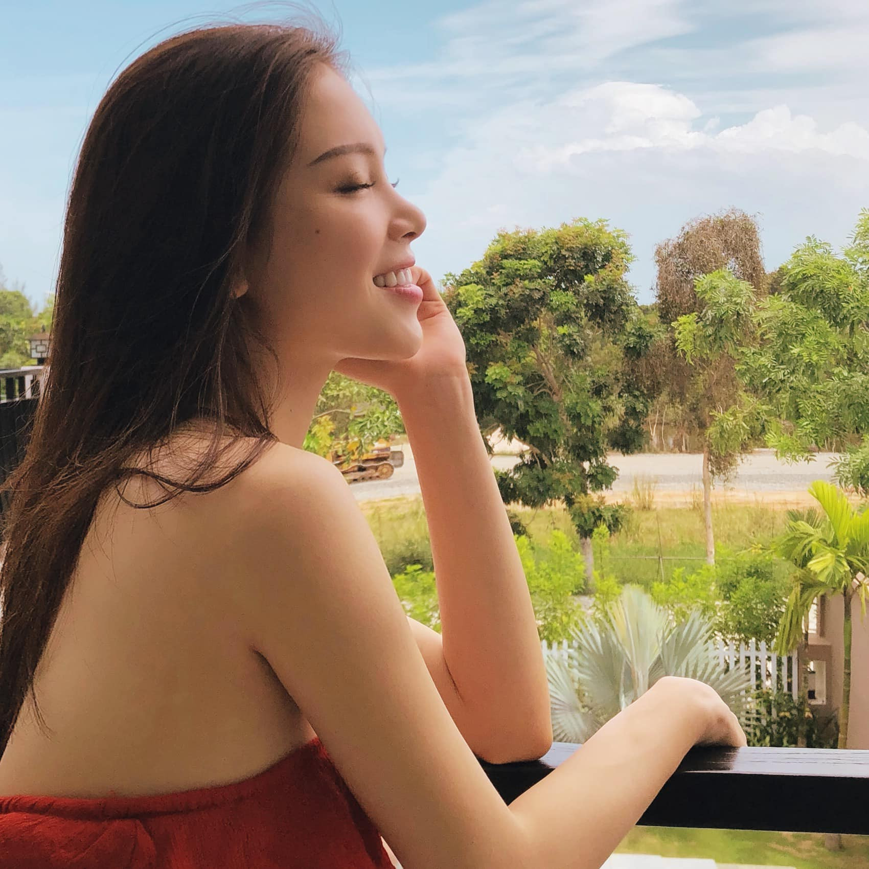 Bóc giá chiếc túi hàng hiệu của Linh Rin trong đám cưới con gái tỉ phú Johnathan Hạnh Nguyễn - Ảnh 9.