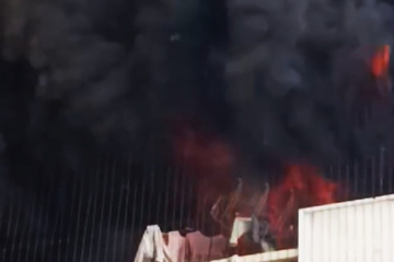 Cháy chung cư ở Hà Nội, khói đen đặc cuồn cuộn bốc lên