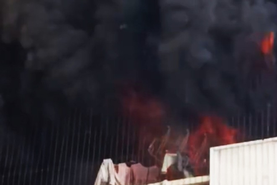 Cháy chung cư ở Hà Nội, khói đen đặc cuồn cuộn bốc lên