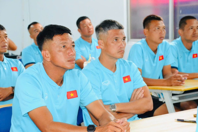 Vợ chồng Công Vinh  Thủy Tiên hiếm hoi lộ diện