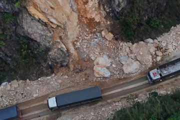 Hiện trường vụ sạt lở kinh hoàng trên QL6 qua Phú Thọ khiến 3 người chết