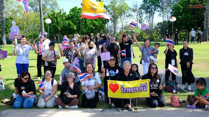 Nhiều người dân có mặt tại địa điểm thi đấu để cổ vũ Hoàng hậu cùng đội tuyển Thái Lan. (Nguồn: Khaosod)