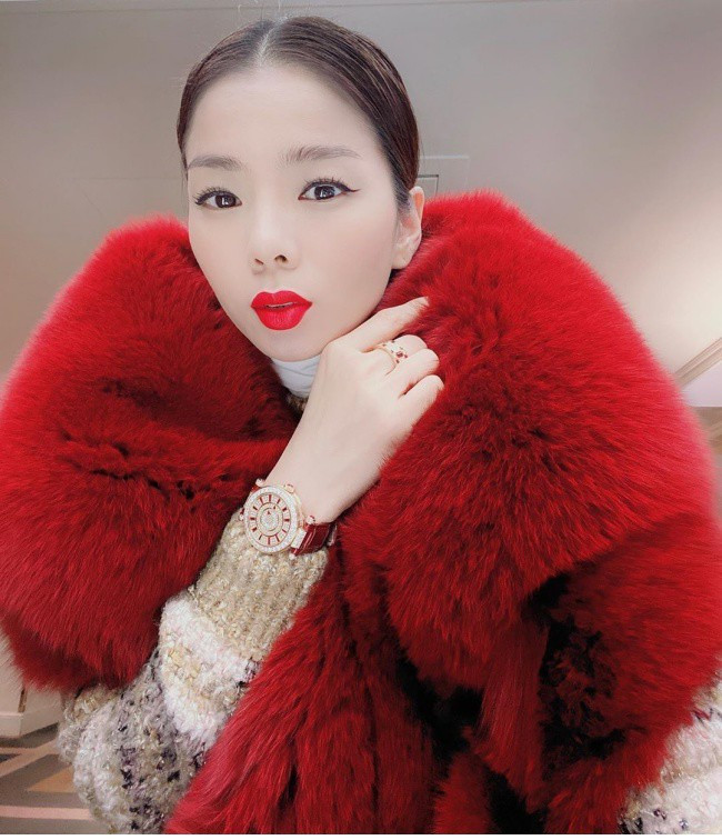 Lệ Quyên dát phụ kiện tiền tỷ sánh đôi Á hậu đình đám Vbiz