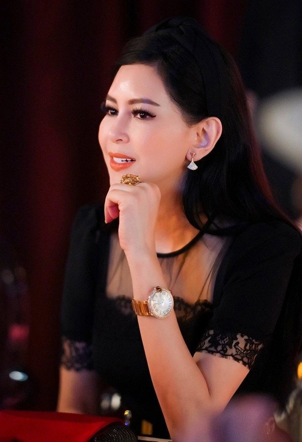 Vợ U60 của tỷ phú Johnathan Hạnh Nguyễn lộ nhan sắc thật trong hậu trường đám cưới ái nữ