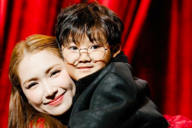 Nữ ca sĩ Hòa Minzy trao trả “tài sản” cho quý tử