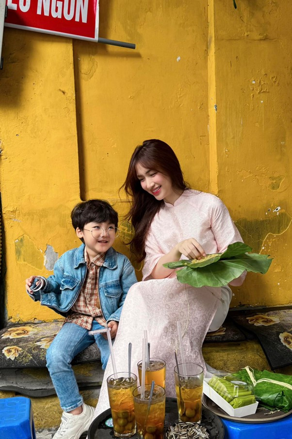 Nữ ca sĩ Hòa Minzy trao trả “tài sản” cho quý tử - Ảnh 1.