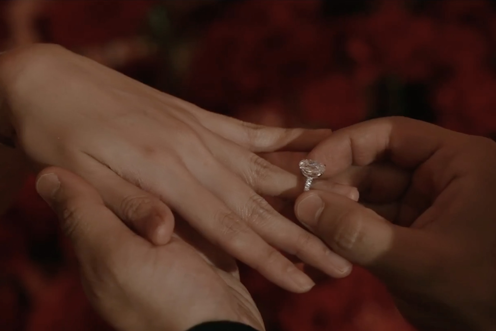 Tiên Nguyễn tá hóa tiết bị mất nhẫn kim cương khủng ngay tại đám cưới với chồng Tây