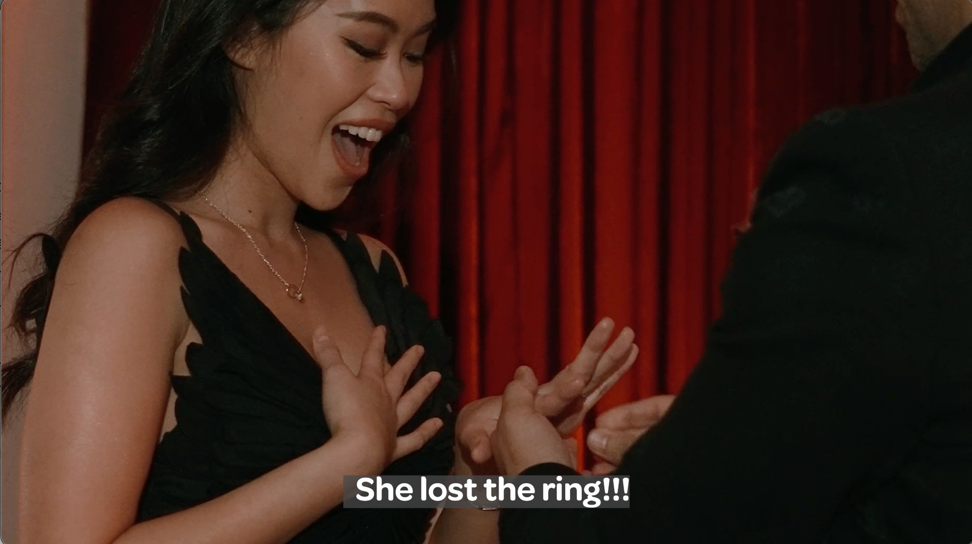 Tiên Nguyễn tá hóa tiết bị mất nhẫn kim cương khủng ngay tại đám cưới với chồng Tây