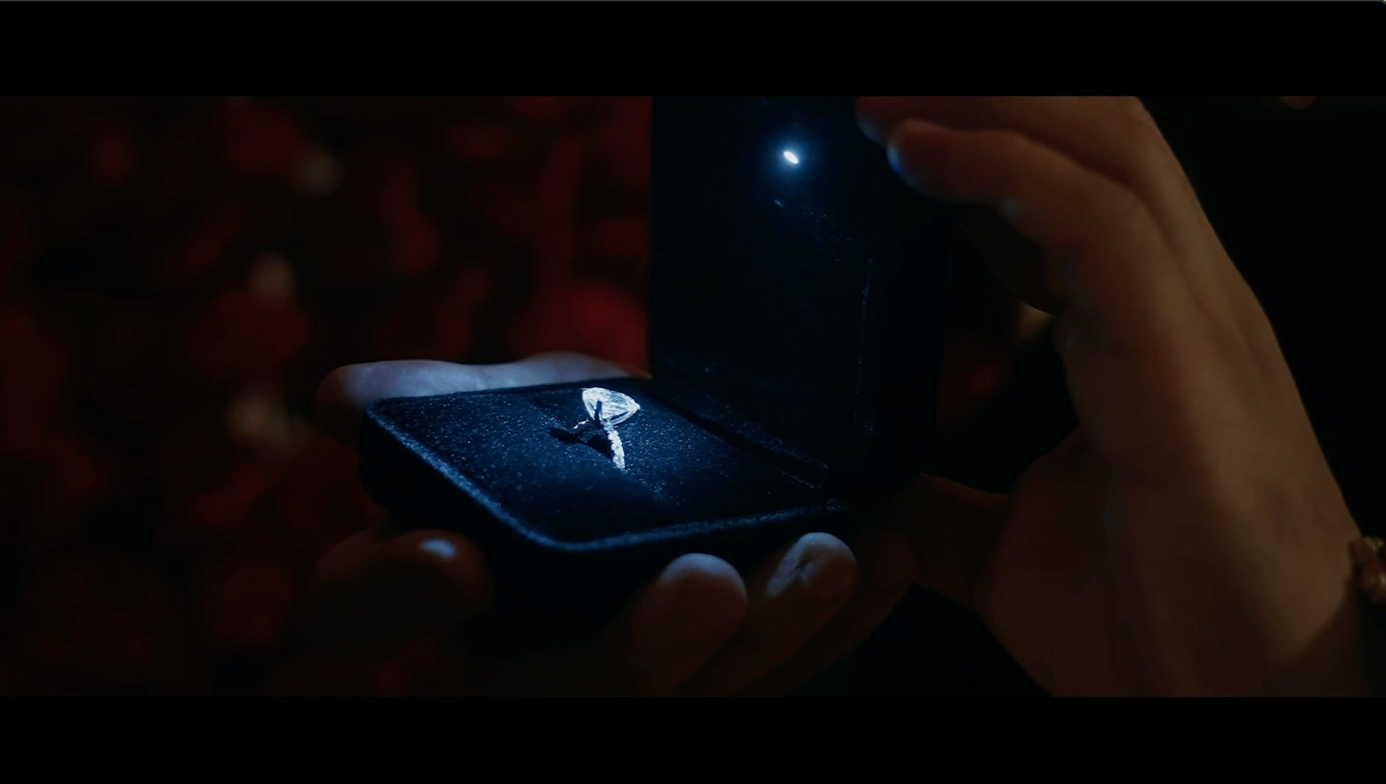 Tiên Nguyễn tá hóa tiết bị mất nhẫn kim cương khủng ngay tại đám cưới với chồng Tây