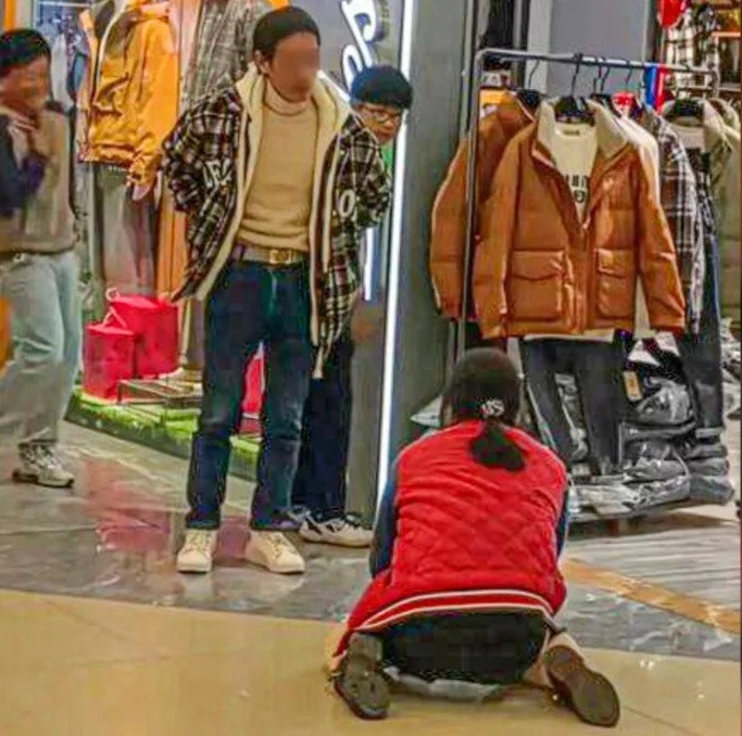 bắt vợ quỳ gối